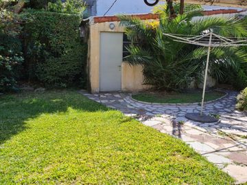 CHALET DE 4 AMBIENTES CON COCHERA Y FONDO LIBRE