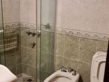 CHALET DE 4 AMBIENTES CON COCHERA Y FONDO LIBRE