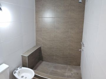 Refaccionada a Nuevo Casa sobre lote propio 8.66x16 3 Ambientes con Garage Terraza y Patio