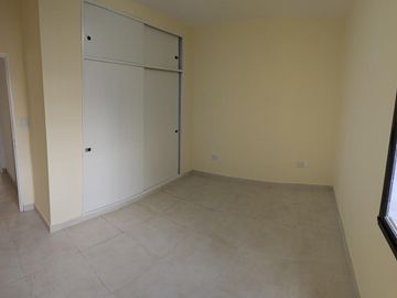Refaccionada a Nuevo Casa sobre lote propio 8.66x16 3 Ambientes con Garage Terraza y Patio