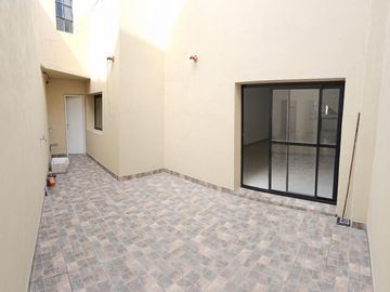 Refaccionada a Nuevo Casa sobre lote propio 8.66x16 3 Ambientes con Garage Terraza y Patio