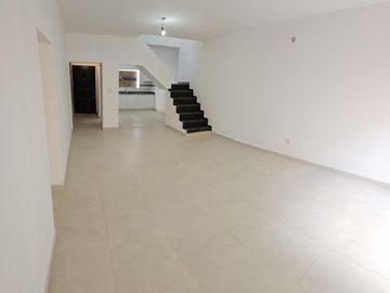 Refaccionada a Nuevo Casa sobre lote propio 8.66x16 3 Ambientes con Garage Terraza y Patio