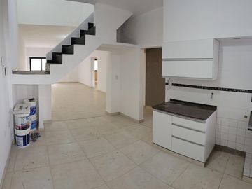 Refaccionada a Nuevo Casa sobre lote propio 8.66x16 3 Ambientes con Garage Terraza y Patio