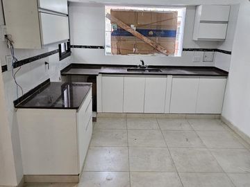Refaccionada a Nuevo Casa sobre lote propio 8.66x16 3 Ambientes con Garage Terraza y Patio