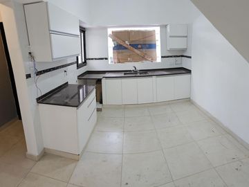Refaccionada a Nuevo Casa sobre lote propio 8.66x16 3 Ambientes con Garage Terraza y Patio