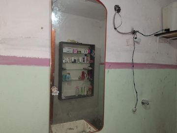 Casa Americana en VENTA a pocos metros del colectivo local en Glew.-