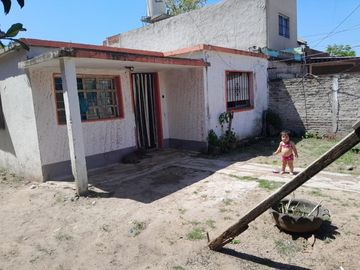 Casa Americana en VENTA a pocos metros del colectivo local en Glew.-