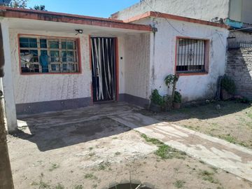 Casa Americana en VENTA a pocos metros del colectivo local en Glew.-