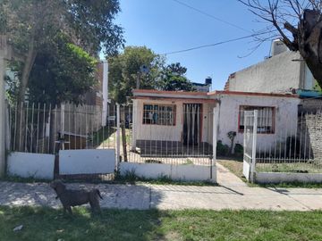 Casa Americana en VENTA a pocos metros del colectivo local en Glew.-