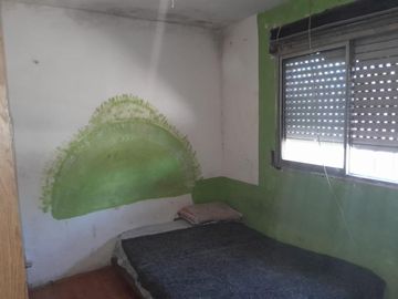 Casa Americana en VENTA a pocos metros del colectivo local en Glew.-