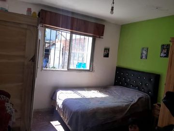 Casa Americana en VENTA a pocos metros del colectivo local en Glew.-