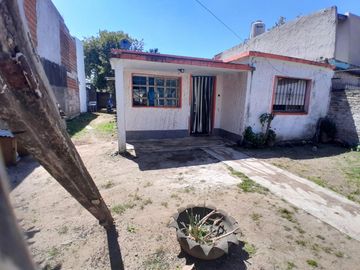 Casa Americana en VENTA a pocos metros del colectivo local en Glew.-