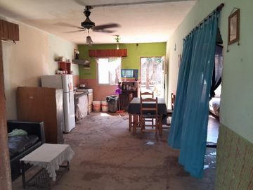 Casa Americana en VENTA a pocos metros del colectivo local en Glew.-