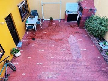 Casa pb 4 ambientes con garage para 2 autos y fondo libre 8.66x20.50