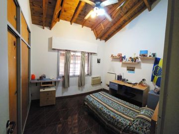Casa pb 4 ambientes con garage para 2 autos y fondo libre 8.66x20.50