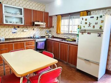 Casa pb 4 ambientes con garage para 2 autos y fondo libre 8.66x20.50