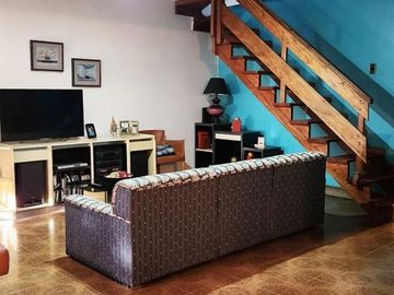 Casa pb 4 ambientes con garage para 2 autos y fondo libre 8.66x20.50