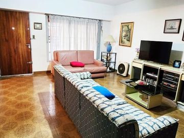Casa pb 4 ambientes con garage para 2 autos y fondo libre 8.66x20.50