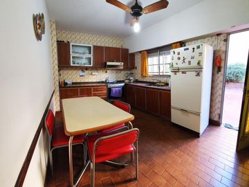 Casa pb 4 ambientes con garage para 2 autos y fondo libre 8.66x20.50