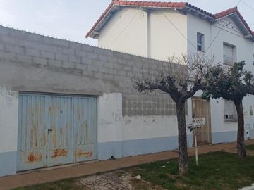 ** APTO CREDITO ** Casa de 4 Ambientes en 2 Plantas c/ Verde y Cochera