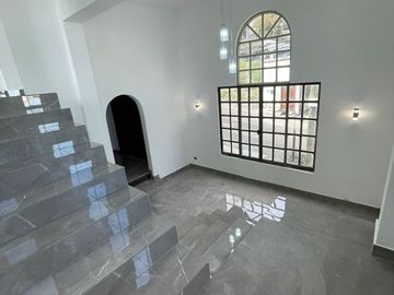 VENTA DE CASA EN LA PASTORA 3 NIVELES CON ALBERCA