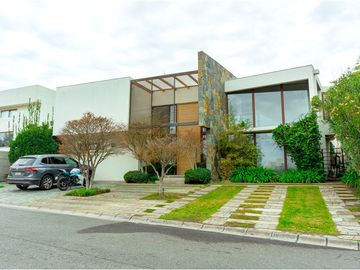 Elegante casa con moderna arquitectura..