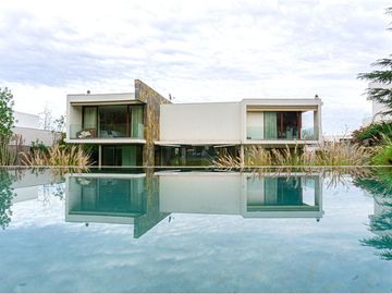 Elegante casa con moderna arquitectura..