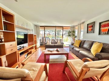 Bosques de Montemar. Exclusivo departamento  con 4  estacionamientos.