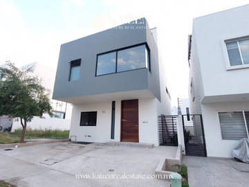 CASA EN VENTA, BOSQUES VALLARTA.