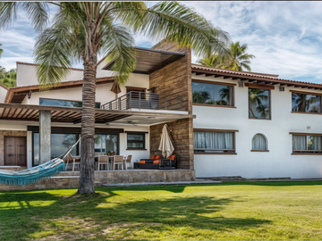 Residencia en Venta en Vista Real Country Club, Estilo Mexicano Contemporáneo