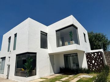Estrena casa con moderno diseño  cerca de Plaza San Diego