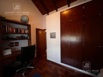 Venta - Casa de 3 dormitorios con cochera y pileta - Guayaquil 1010 - Villa Allende