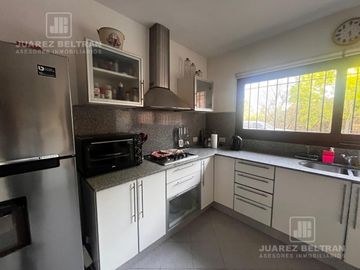 Venta - Casa de 3 dormitorios con cochera y pileta - Guayaquil 1010 - Villa Allende