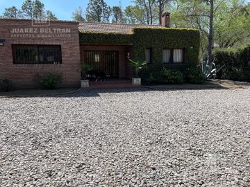 Venta - Casa de 3 dormitorios con cochera y pileta - Guayaquil 1010 - Villa Allende