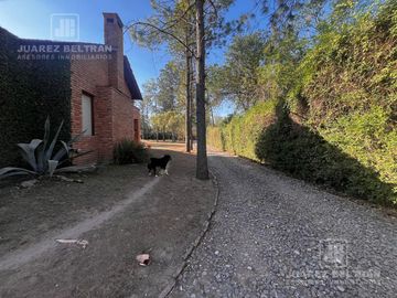 Venta - Casa de 3 dormitorios con cochera y pileta - Guayaquil 1010 - Villa Allende