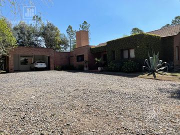Venta - Casa de 3 dormitorios con cochera y pileta - Guayaquil 1010 - Villa Allende