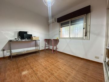 Casa-Terreno de 4 ambientes en Paternal