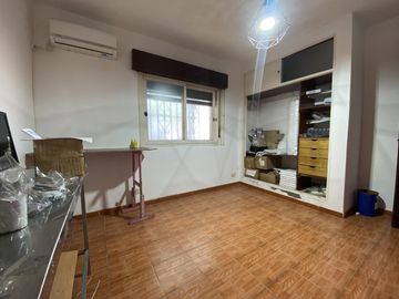 Casa-Terreno de 4 ambientes en Paternal
