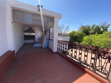 Casa-Terreno de 4 ambientes en Paternal