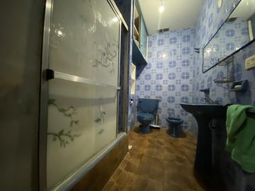 Casa-Terreno de 4 ambientes en Paternal