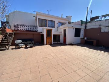 Casa-Terreno de 4 ambientes en Paternal