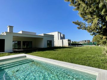 Casa en Venta en El Naudir - 6 ambientes - Piscina