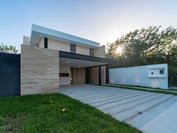 CASA EN VENTA MÉRIDA, AL NORTE DE LA CIUDAD CON SISTEMA INTELIGENTE