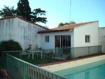 Chalet 3 dorm c/garage y fondo libre. Banfield Este.