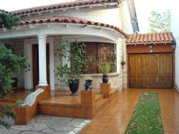Chalet 3 dorm c/garage y fondo libre. Banfield Este.