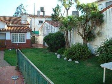 Chalet 3 dorm c/garage y fondo libre. Banfield Este.