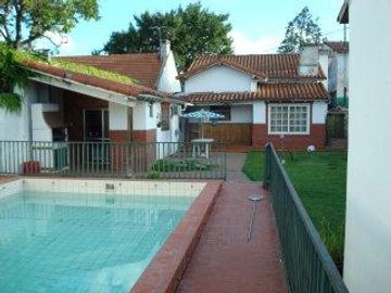 Chalet 3 dorm c/garage y fondo libre. Banfield Este.
