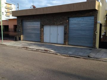 Casa en venta - 4 Dormitorios 3 Baños - Local - 257Mts2 - San Luis