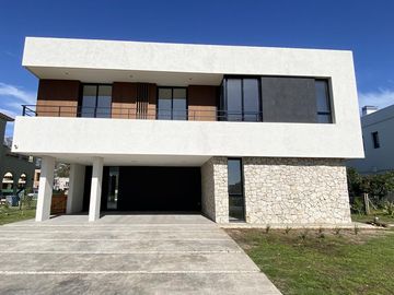 Casa - Greenville Polo & Resort