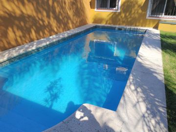 Chalet reciclado 5 dormitorios, jardín piscina, cochera x 2. Impecable.